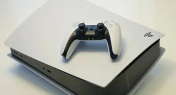 PlayStation-maker Sony Gaming ના ભવિષ્યના યુદ્ધમાં ઊંડા ખિસ્સાવાળા પ્રતિસ્પર્ધીઓનો સામનો કર્યો કારણ કે Microsoft Activision મેળવે છે