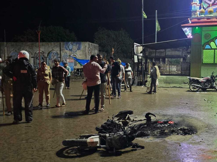 Bikes burnt by anti-socialists near the dargah and police on fire.