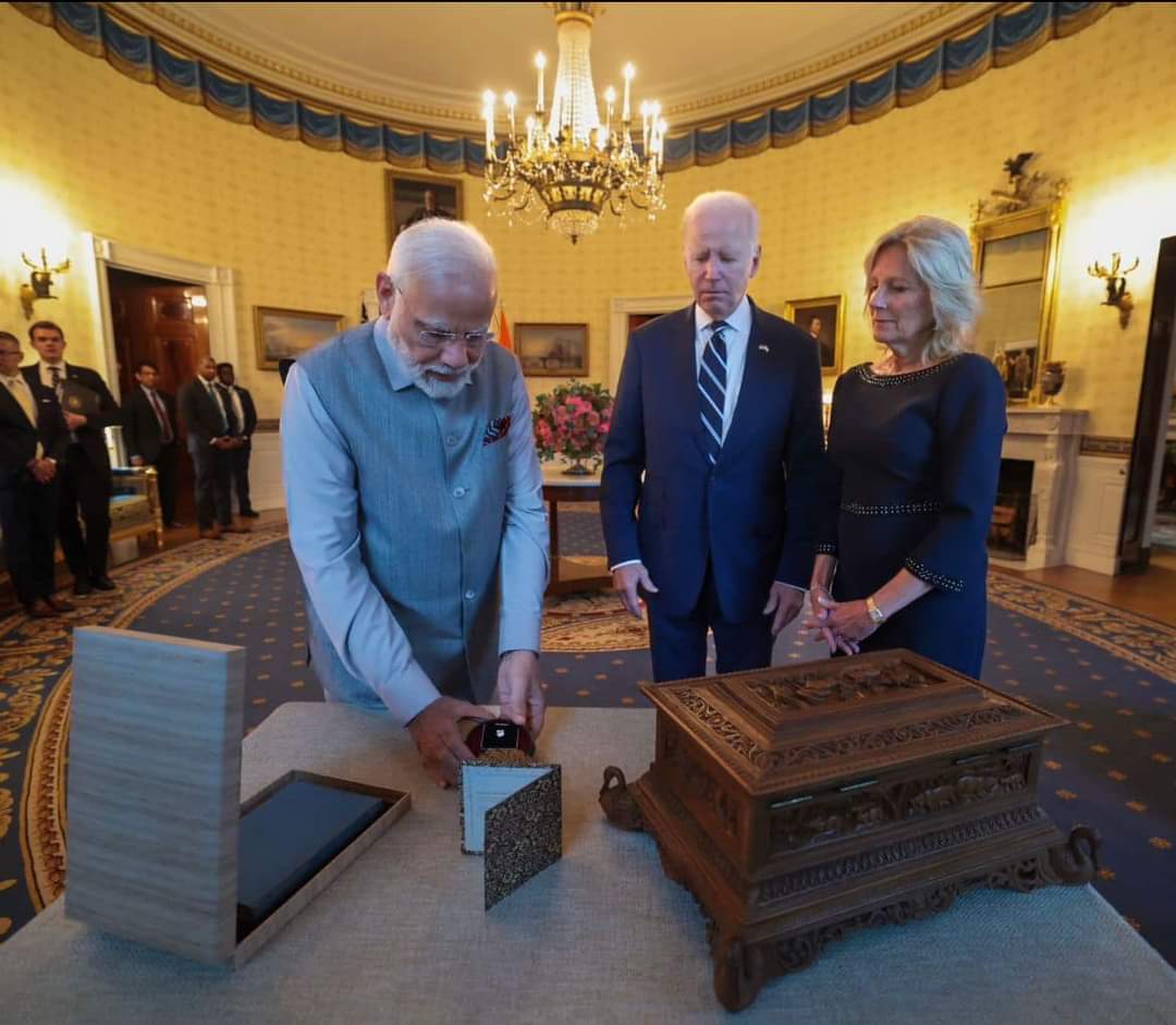 Prime Minister gifting diamond to America's first lady.