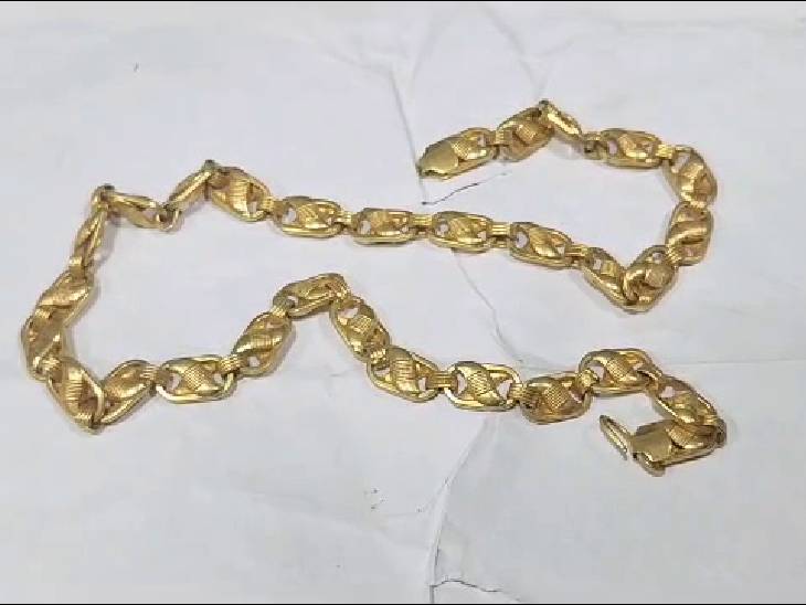 The police have also seized the old man's gold chain from the accused.  The accused also sent pictures to some people in Uttar Pradesh to sell this chain.