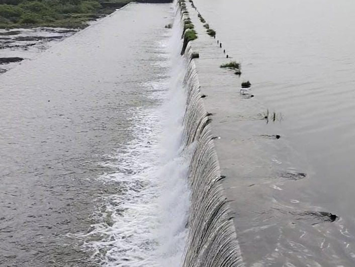 Lalpari dam overflow.