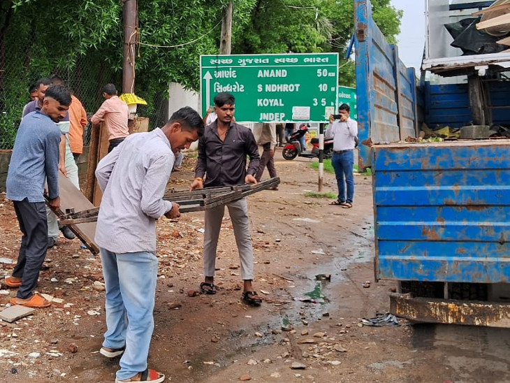 Seven trucks full of goods seized
