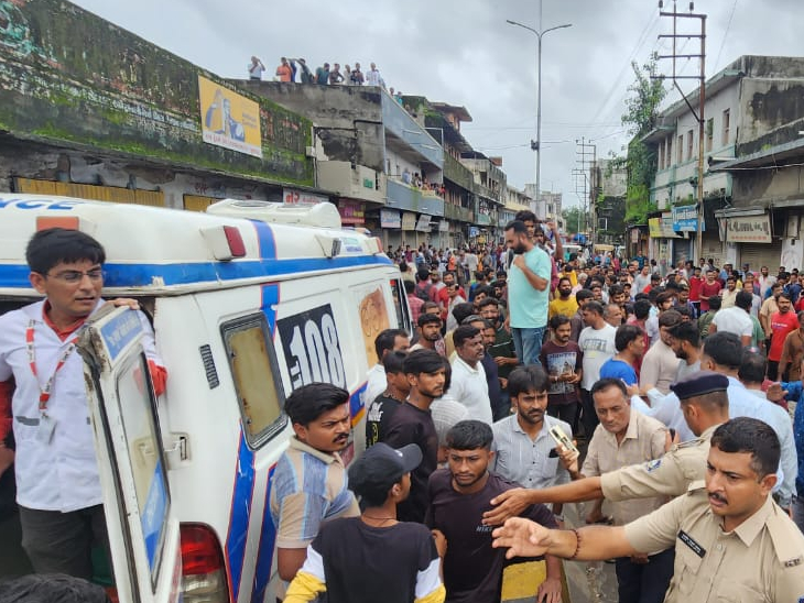 A crowd of people gathered as the building collapsed