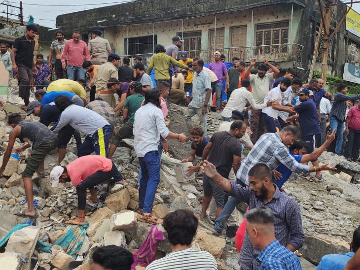 4 people are suspected to be buried under the debris