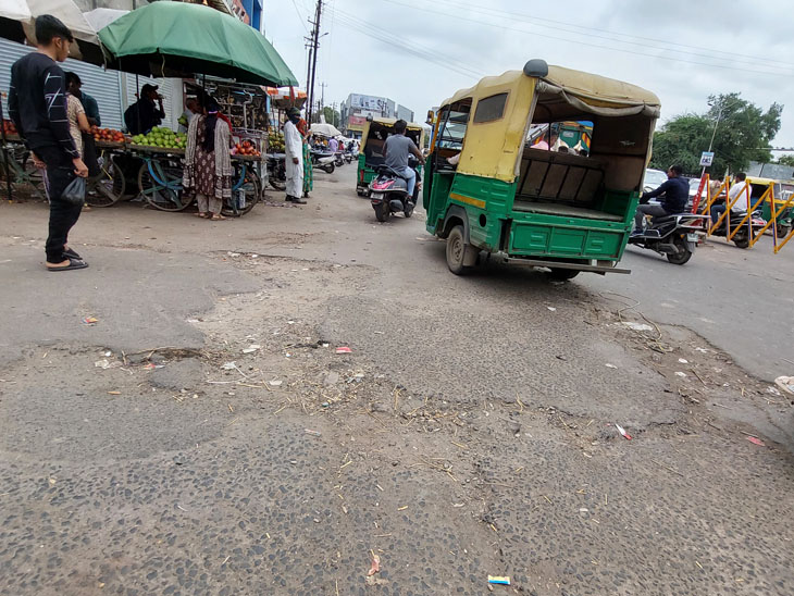 બસ સ્ટેશન ભંગાર રસ્તો.