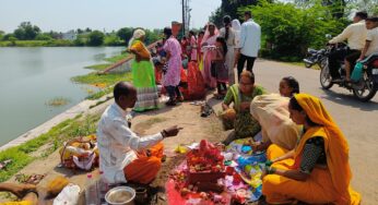 At Vasiya Lake in Lunawada, an idol of Mother Smallpox was made and worshiped from clay | લુણાવાડાના વાસીયા તળાવ ખાતે માટીમાંથી શીતળા માતાની પ્રતિમા બનાવી પૂજા કરવામાં આવી